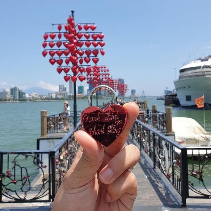 Cây tình yêu ở sông Hàn - Đà Nẵng bị đổ gãy sau bão Noru-5