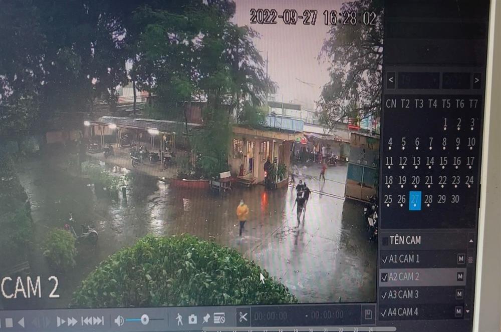 2 nữ sinh ở TP.HCM bị nhóm người lạ xông vào trường đánh đập-1