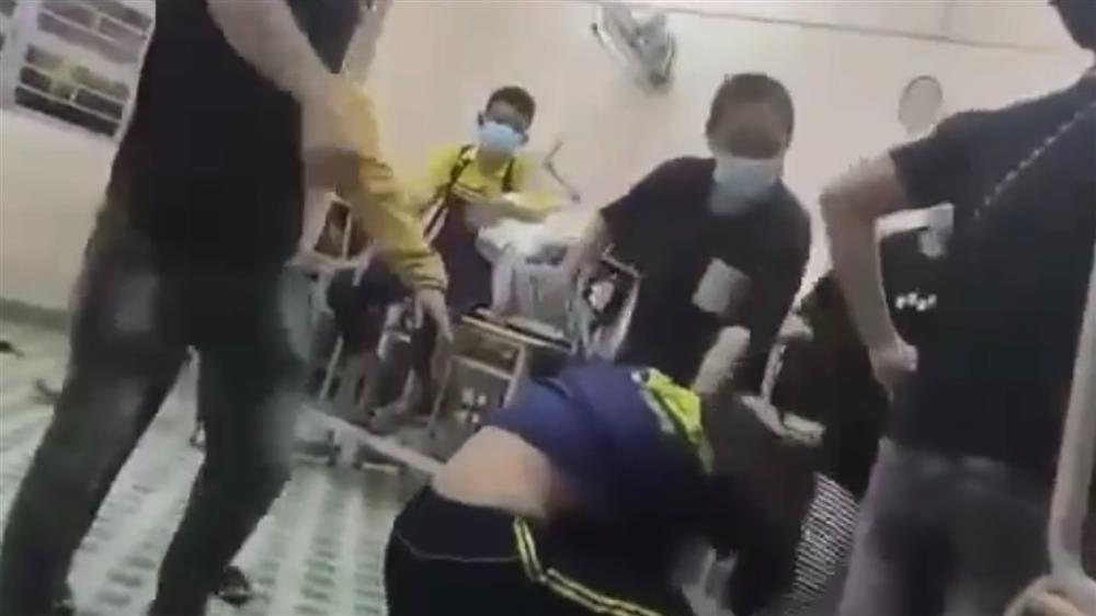 2 nữ sinh ở TP.HCM bị nhóm người lạ xông vào trường đánh đập-2