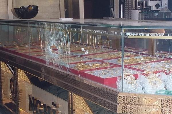 Cướp taxi nhưng không biết lái, thanh niên bị bắt tại trận-2