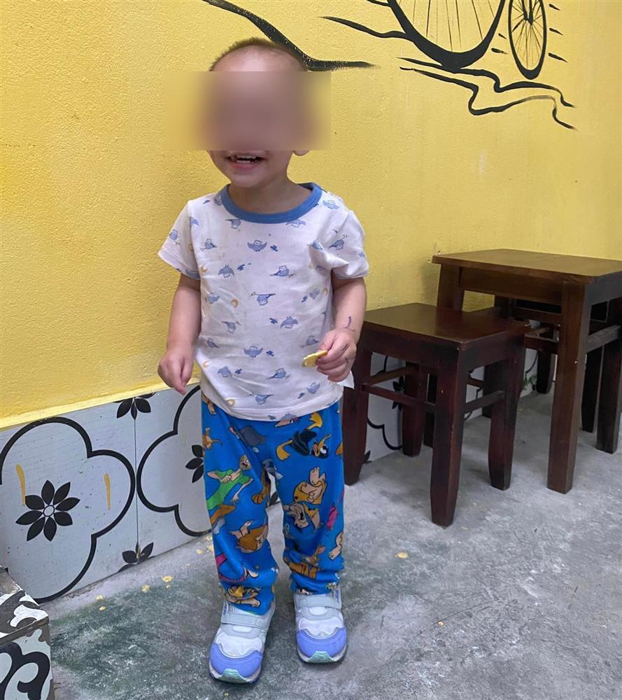 Xót xa bé trai 2 tuổi bị bỏ rơi lúc rạng sáng ở Hà Nội-1