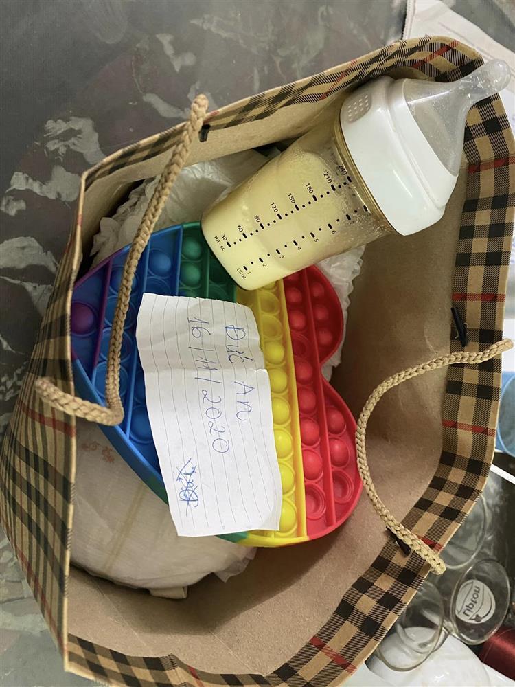 Xót xa bé trai 2 tuổi bị bỏ rơi lúc rạng sáng ở Hà Nội-2