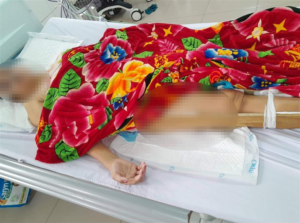 Bão Noru càn quét, người thân cố gắng lật từng mảng tường tìm nhau-5