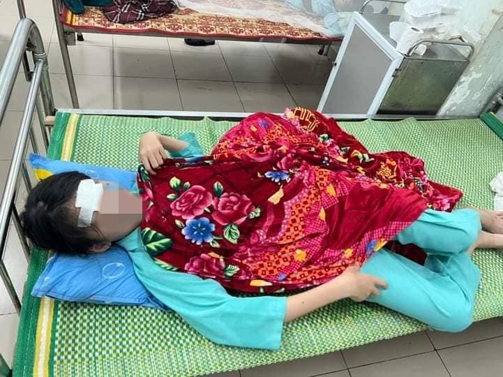 Bão Noru càn quét, người thân cố gắng lật từng mảng tường tìm nhau-6