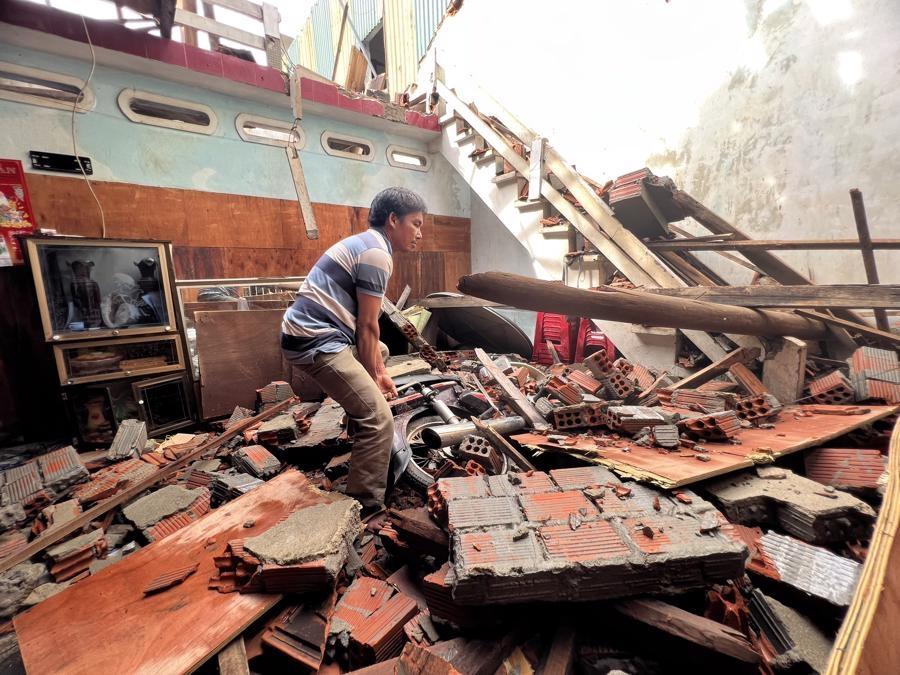 Bão Noru càn quét, người thân cố gắng lật từng mảng tường tìm nhau-1