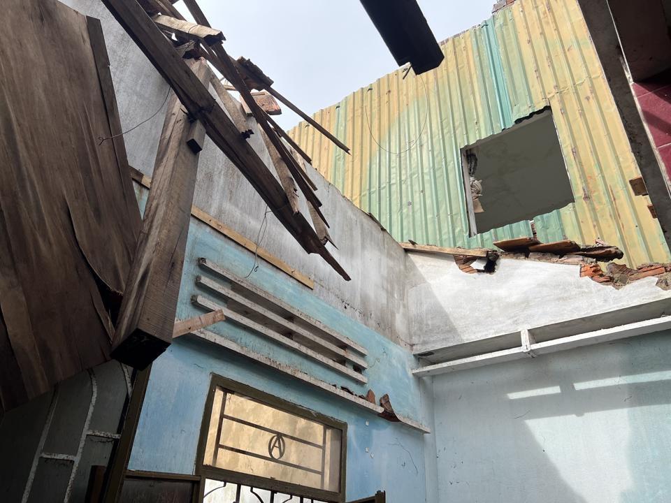 Bão Noru càn quét, người thân cố gắng lật từng mảng tường tìm nhau-2