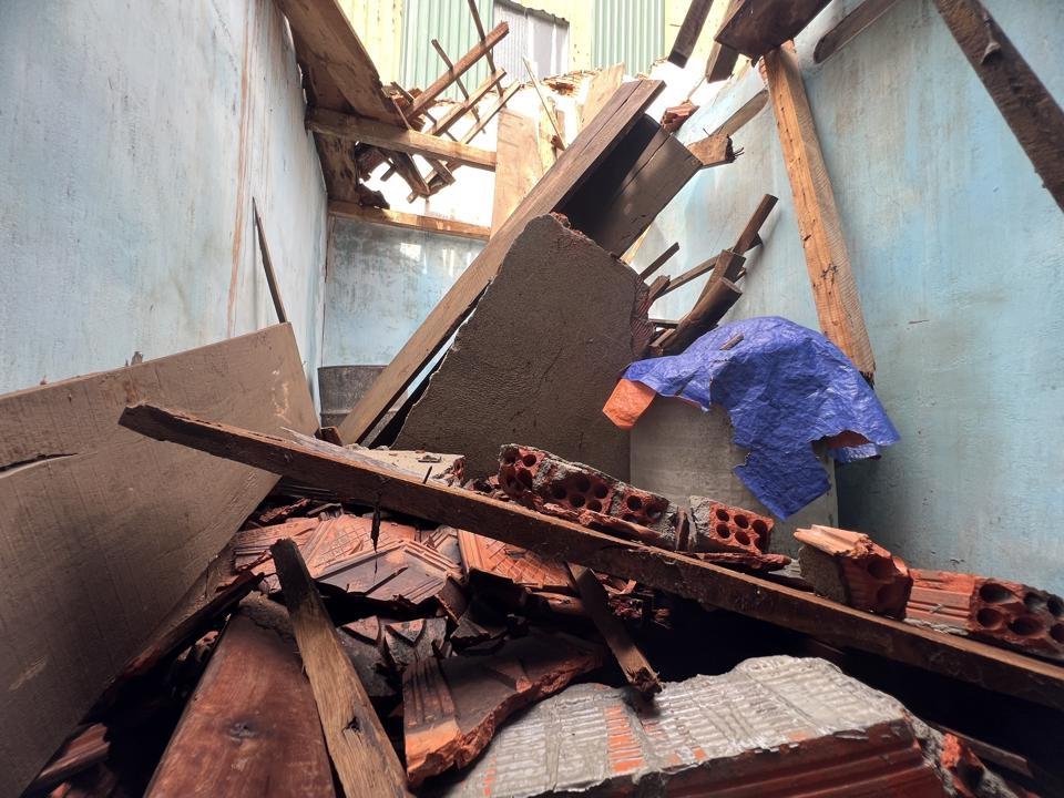 Bão Noru càn quét, người thân cố gắng lật từng mảng tường tìm nhau-3