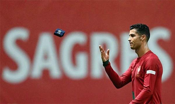 5 lần Cristiano Ronaldo ném băng đội trưởng-1