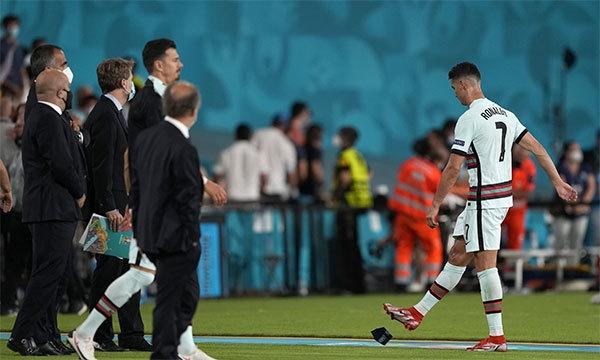 5 lần Cristiano Ronaldo ném băng đội trưởng-2