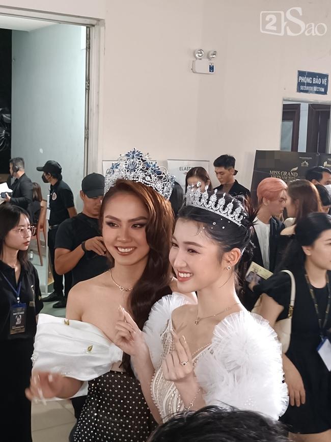 Phương Nhi nổi bật CAM thường, sáng bừng bên Mai Phương-6