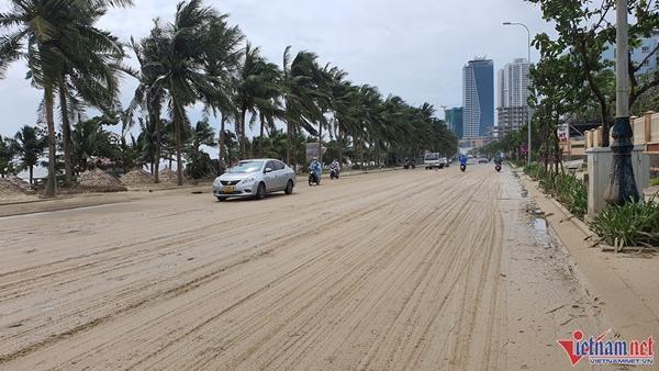 Sau bão Noru, nhiều đoạn trên tuyến đường Võ Nguyên Giáp (thuộc hai quận Sơn Trà và Ngũ Hành Sơn, TP Đà Nẵng) bị cát biển tràn lên vỉa hè, lòng đường.