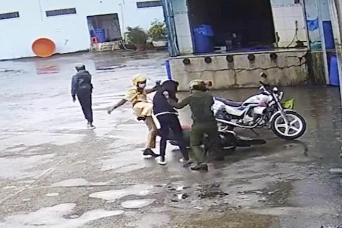 Tổ cảnh sát đánh nam sinh: Có thể khởi tố tội giết người-1