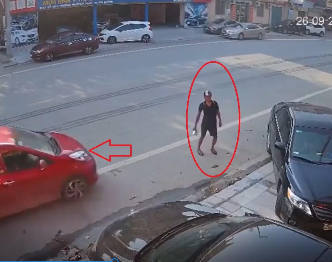 Clip: Thanh niên né vội chiếc ô tô lao tới, thoát chết trong tích tắc-2