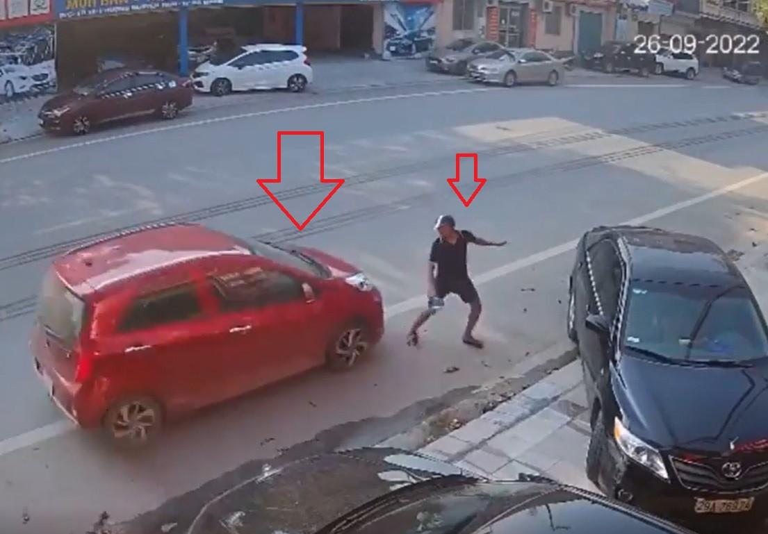 Clip: Thanh niên né vội chiếc ô tô lao tới, thoát chết trong tích tắc-3