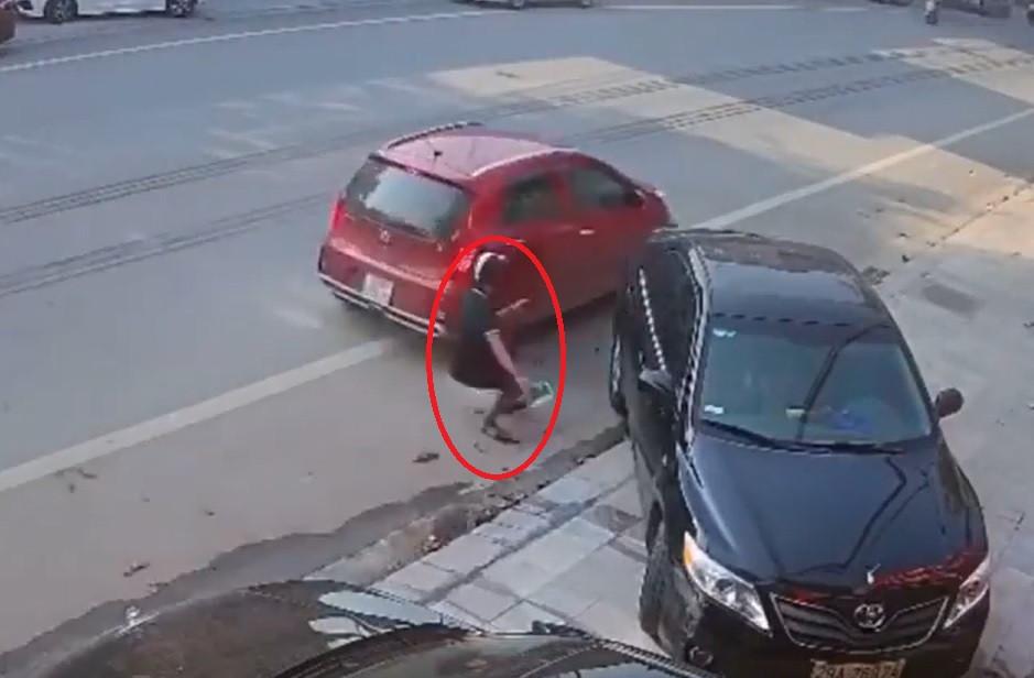 Clip: Thanh niên né vội chiếc ô tô lao tới, thoát chết trong tích tắc-4