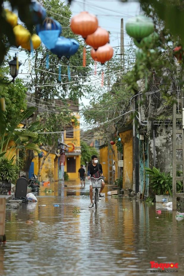 Khách Tây thích thú lội nước lũ, thuê thuyền ngắm Hội An-2