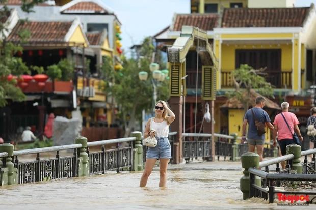 Khách Tây thích thú lội nước lũ, thuê thuyền ngắm Hội An-8