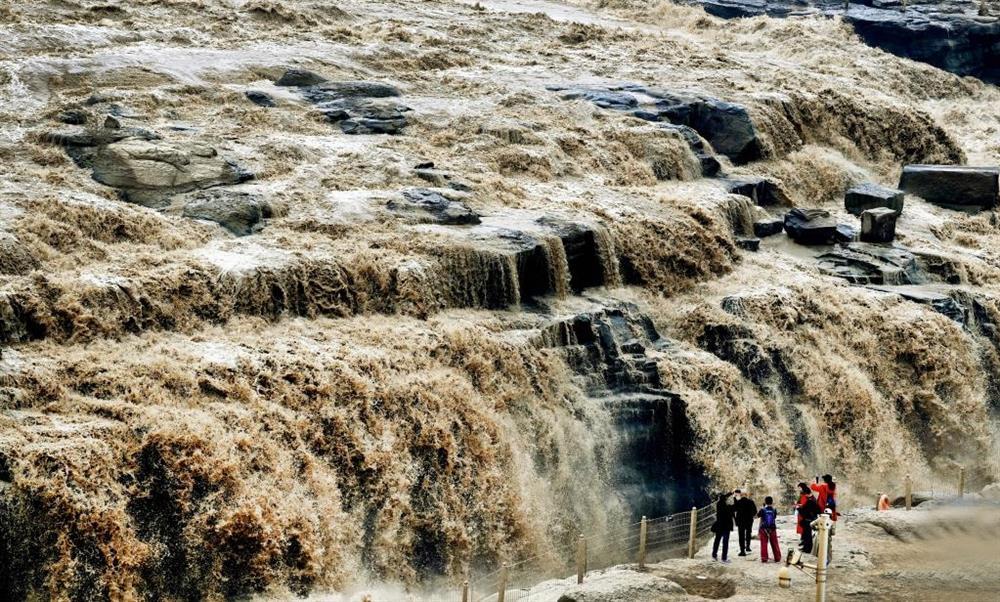 Du khách đổ đi xem thác vàng sông Hoàng Hà gầm thét mùa nước lớn-1