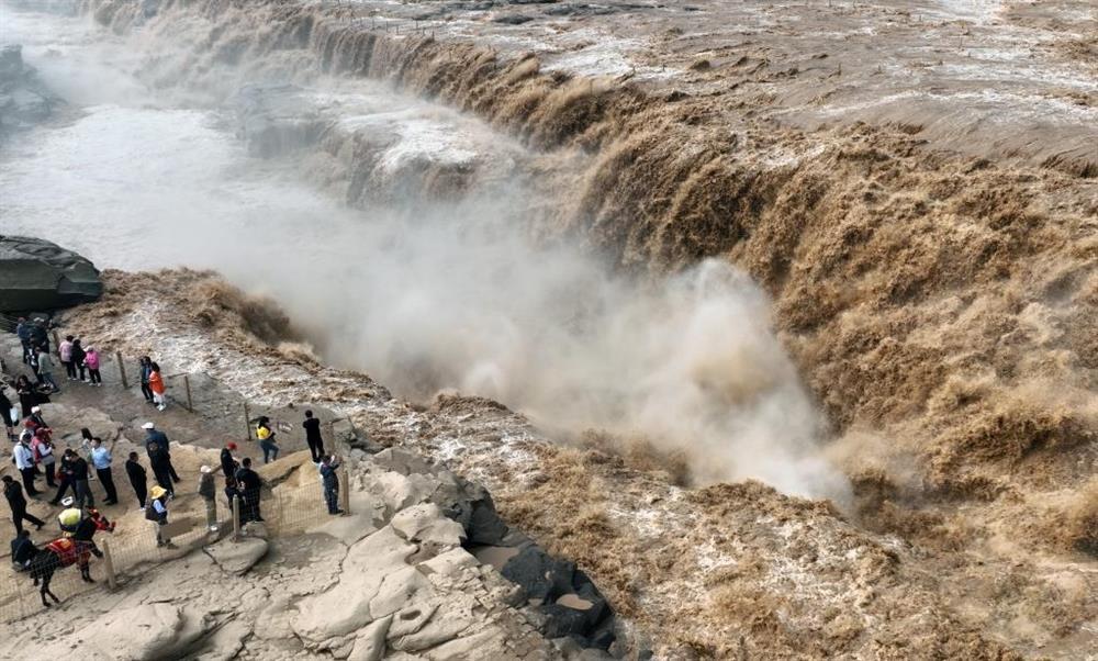 Du khách đổ đi xem thác vàng sông Hoàng Hà gầm thét mùa nước lớn-2
