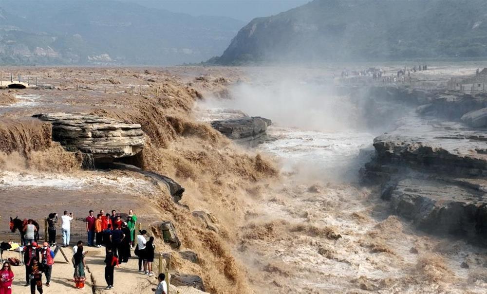 Du khách đổ đi xem thác vàng sông Hoàng Hà gầm thét mùa nước lớn-3