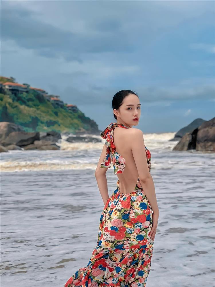 Hương Giang mê đắm những chiếc đầm maxi nuốt dáng-1