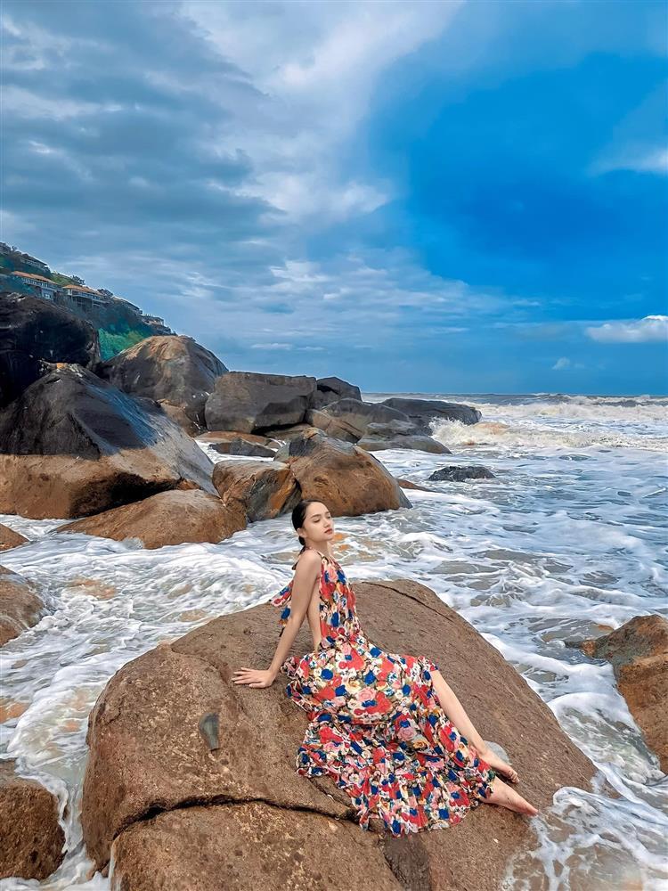 Hương Giang mê đắm những chiếc đầm maxi nuốt dáng-2