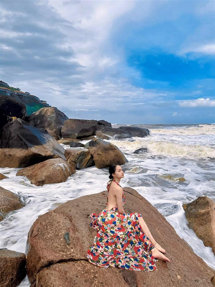 Hương Giang mê đắm những chiếc đầm maxi nuốt dáng-3