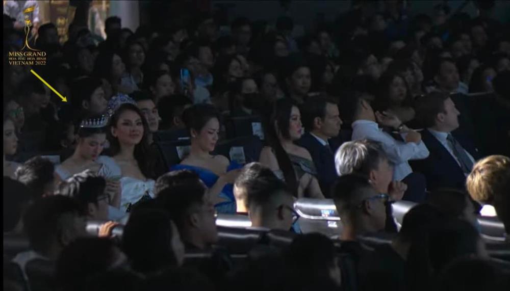 Á hậu Phương Nhi bị soi mải bấm điện thoại ở Bán kết Miss Grand-2