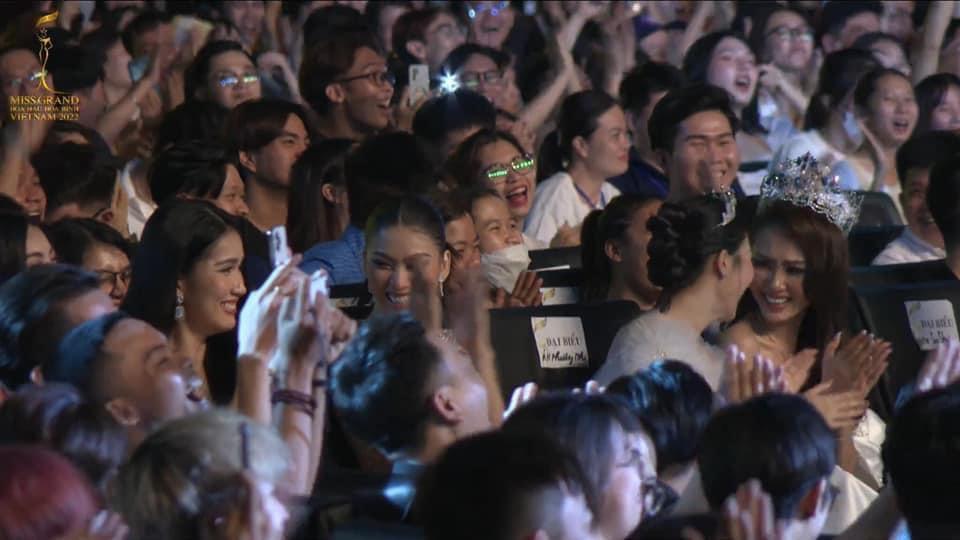 Á hậu Phương Nhi bị soi mải bấm điện thoại ở Bán kết Miss Grand-6