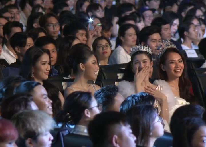 Á hậu Phương Nhi bị soi mải bấm điện thoại ở Bán kết Miss Grand-5