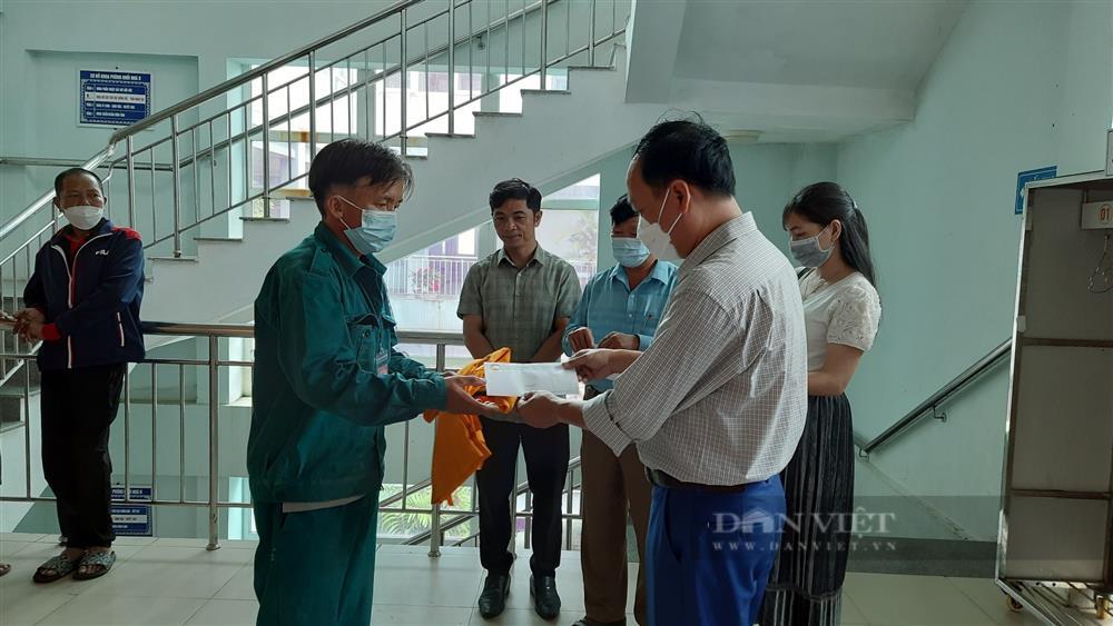 Cô gái 19 tuổi bị lốc xoáy thổi bay ra khỏi nhà, lơ lửng trên không-2