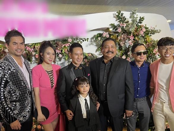 Vợ Lý Hải bị soi ảnh cam thường sau khi livestream lộ da sần sùi-3