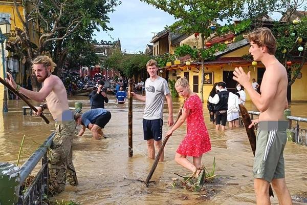 Du lịch đúng mùa bão, khách Tây rủ nhau tiện tay dọn rác-8