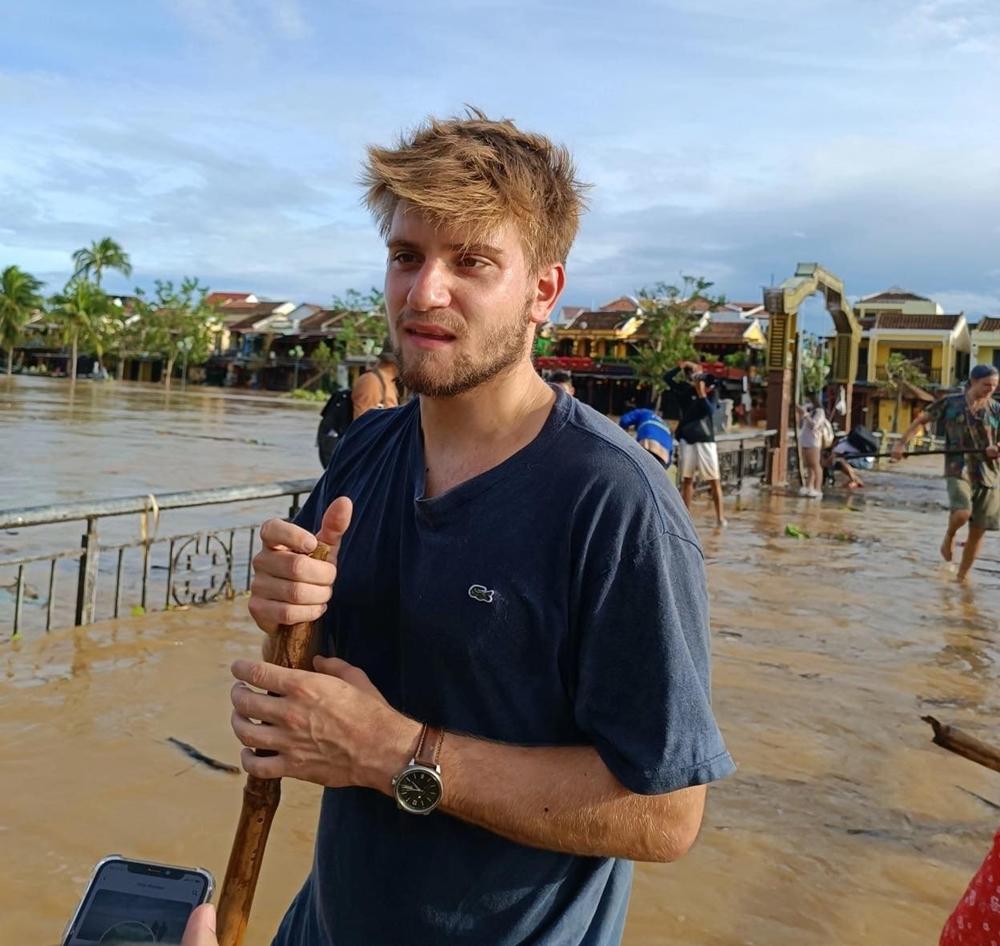 Du lịch đúng mùa bão, khách Tây rủ nhau tiện tay dọn rác-9