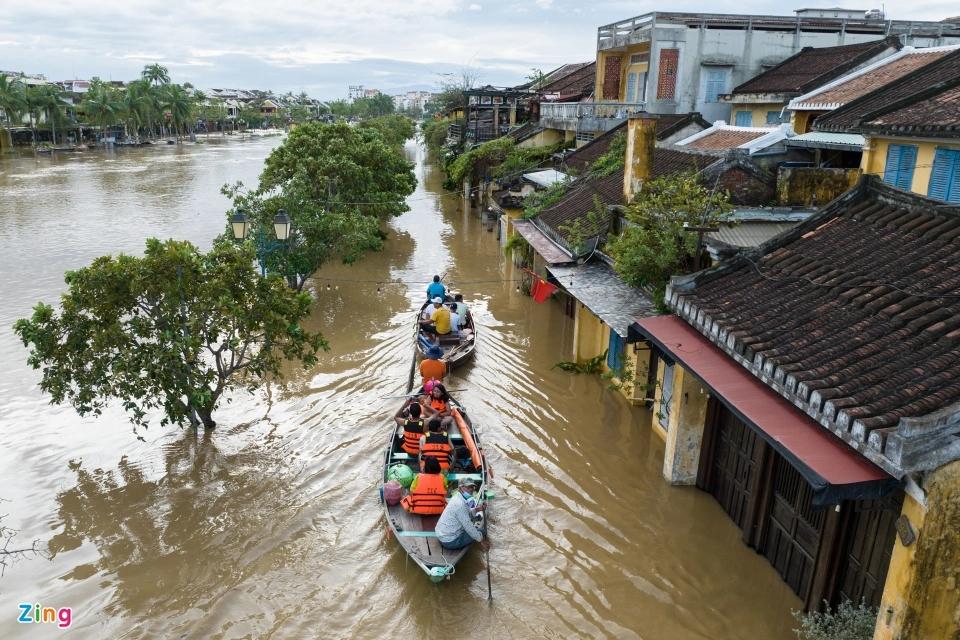 Du lịch đúng mùa bão, khách Tây rủ nhau tiện tay dọn rác-11