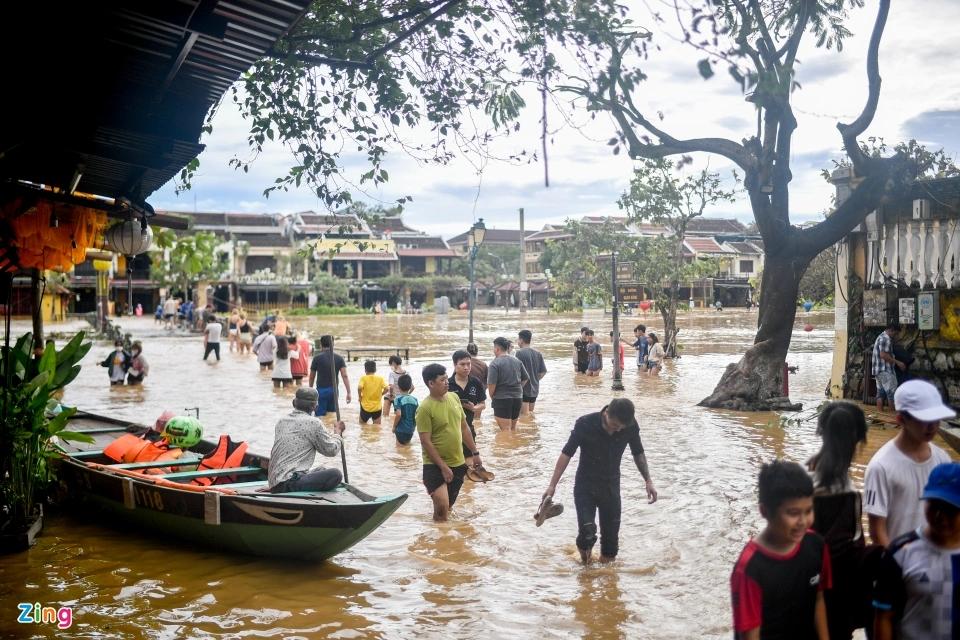 Du lịch đúng mùa bão, khách Tây rủ nhau tiện tay dọn rác-1