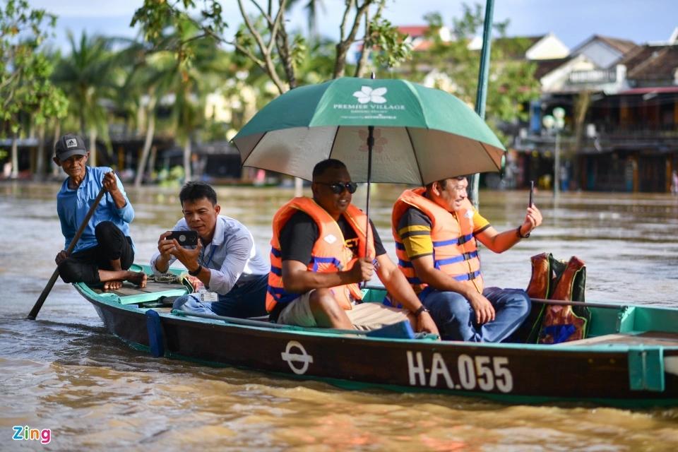 Du lịch đúng mùa bão, khách Tây rủ nhau tiện tay dọn rác-2