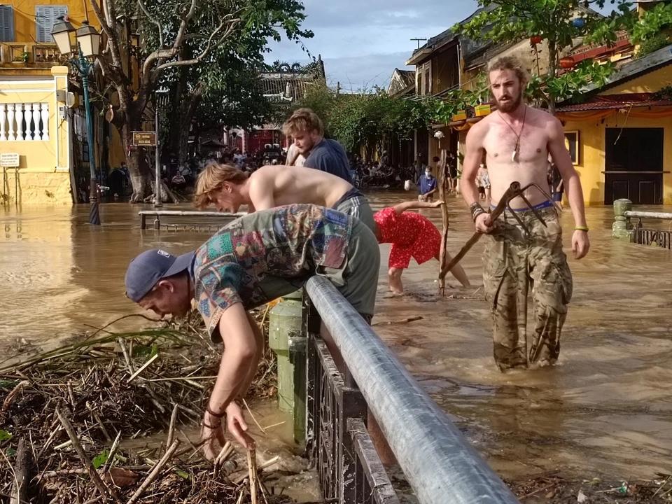 Du lịch đúng mùa bão, khách Tây rủ nhau tiện tay dọn rác-4