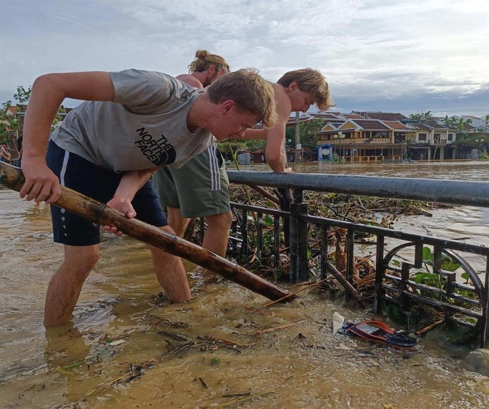 Du lịch đúng mùa bão, khách Tây rủ nhau tiện tay dọn rác-6