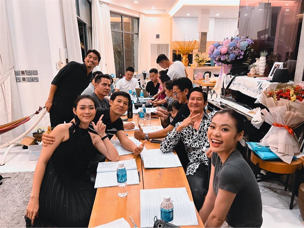 Tin showbiz Việt ngày 29/9: Phản ứng Lê Bê La khi bị soi chồng-6