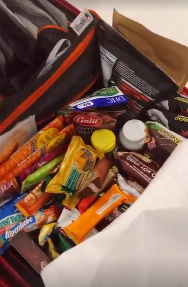 Á hậu Bảo Ngọc nổi mụn, khoe vali toàn đồ ăn tại Miss Intercontinental-3