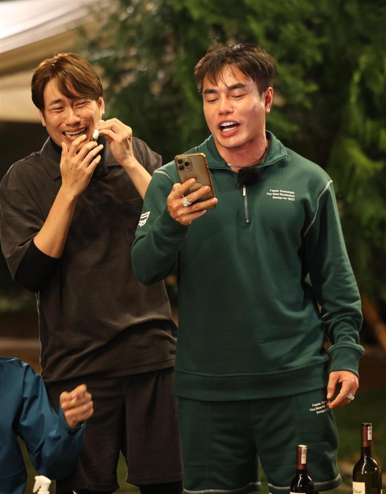 Đồng nghiệp hé lộ về Kiều Minh Tuấn: Hở là cầm bịch thuốc-8