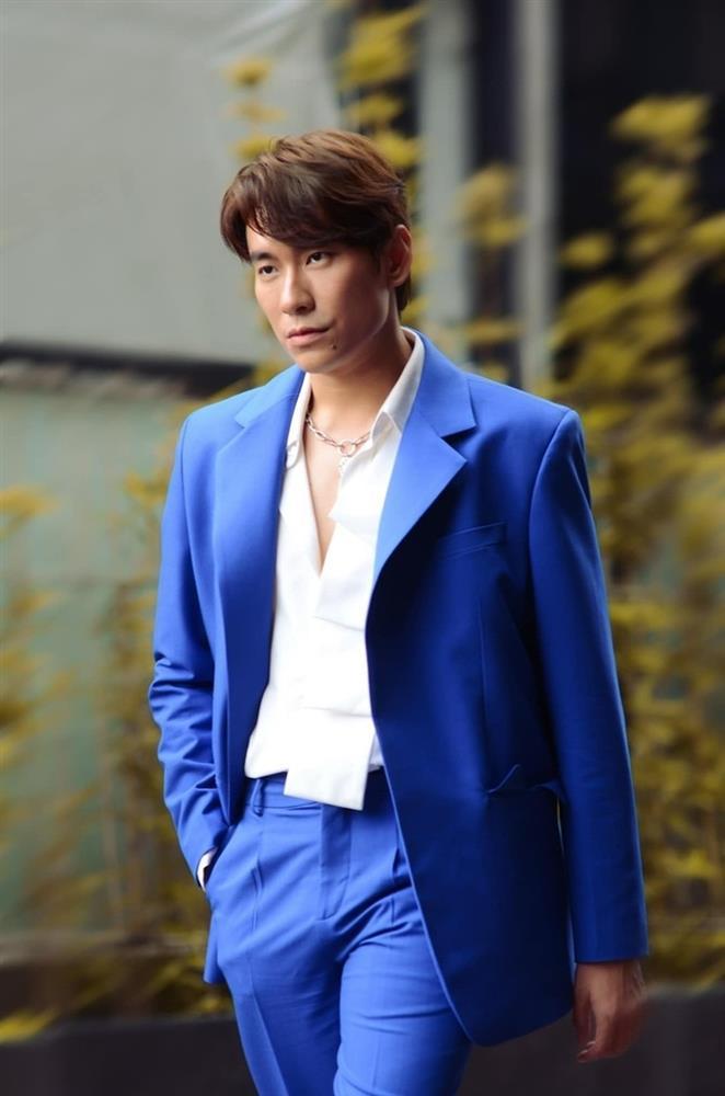 Đồng nghiệp hé lộ về Kiều Minh Tuấn: Hở là cầm bịch thuốc-4