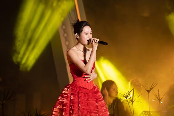 Hiền Hồ tỉnh bơ giới thiệu bài hát của ca sĩ khác, là giúp hay hại?-3