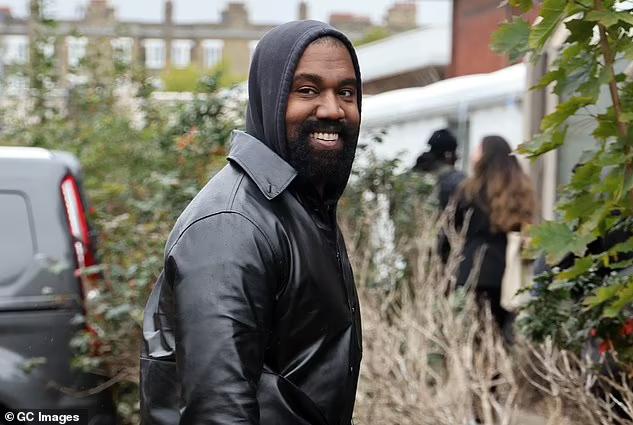 Kanye West gây sốc khi thay avatar bằng ảnh mẹ Kim-2