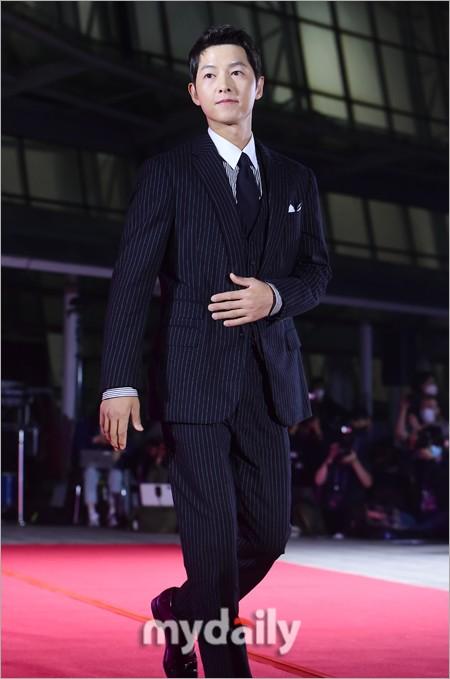 Cận cảnh ngoại hình không tuổi của Song Joong Ki-3