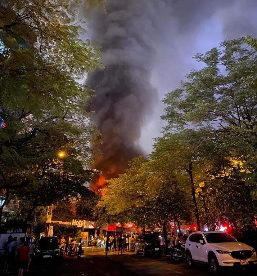 Cháy ngùn ngụt trên phố Nhân Hòa, thiêu rụi 3 ki-ốt liền kề-3