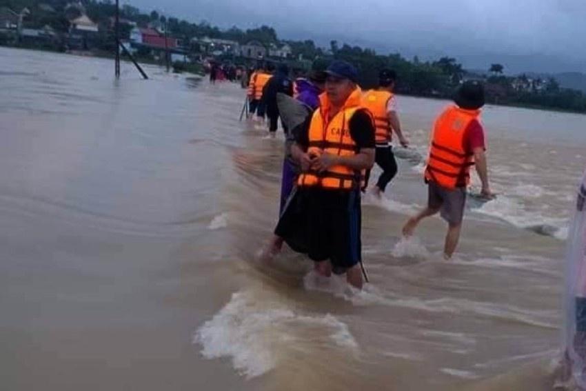 Xót xa 3 đứa con nhỏ chờ bố mẹ bị lũ cuốn trôi trở về-1