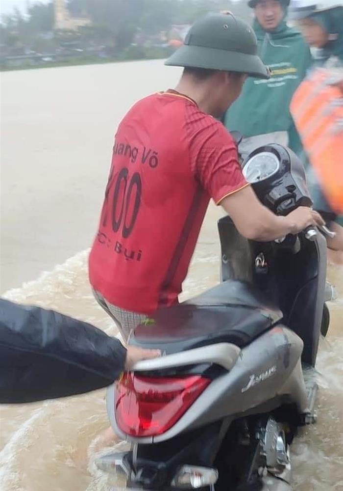 Xót xa 3 đứa con nhỏ chờ bố mẹ bị lũ cuốn trôi trở về-2