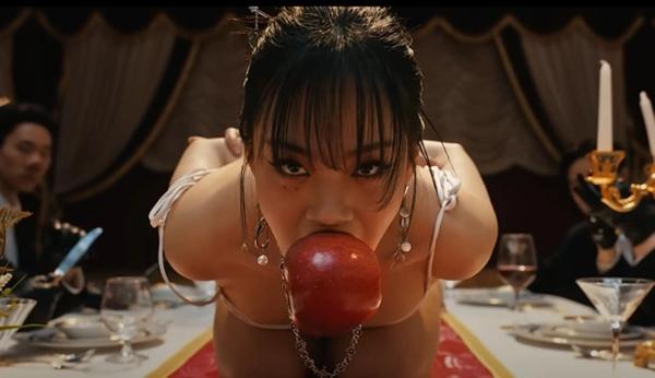 Nữ ca sĩ Bibi bị chỉ trích vì MV 19+ có nhiều cảnh rùng rợn, phản cảm-1